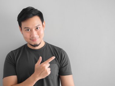 Kendine güvenen adam siyah t-shirt.