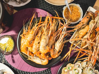 Akşam yemeği deniz ürünleri seti ile.