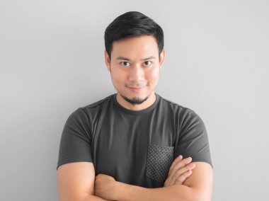 Kendine güvenen adam siyah t-shirt.