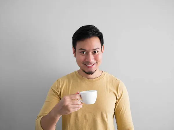 Asian man drinks coffee. — Stock Photo, Image