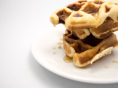 Beyaz zemin üzerine ev yapımı gözleme.