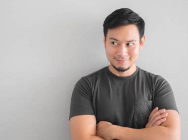 Kendine güvenen adam siyah t-shirt.