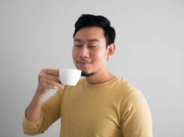 Asian man drinks coffee. — Stock Photo, Image