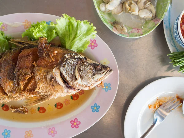 Conjunto de peixe frito tailandês . — Fotografia de Stock