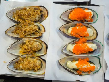 Tepesi ile cooded midye.