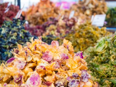 Derin yağda kızartılmış sebzeler ve çiçekler.