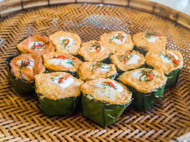 Köri ezmeli haşlanmış balık..