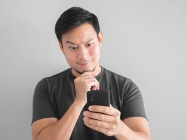 Mutlu bir adam kullanma smartphone.