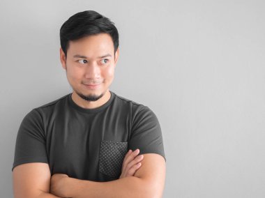 Kendine güvenen adam siyah t-shirt.