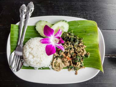 Pirinç tavada kızartılmış domuz eti ve fesleğen