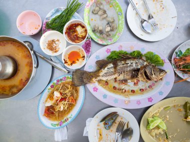 Tayland baharatlı yemekleri kümesi yemiş.