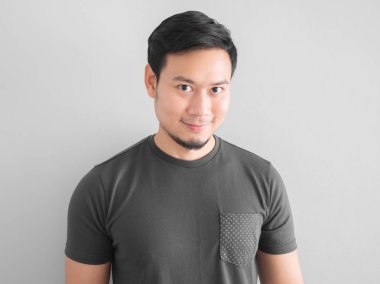 Kendine güvenen adam siyah t-shirt.