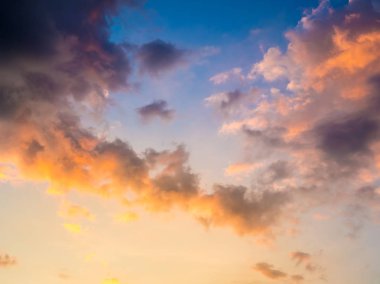 Renkli gökyüzü ve kara bulut.