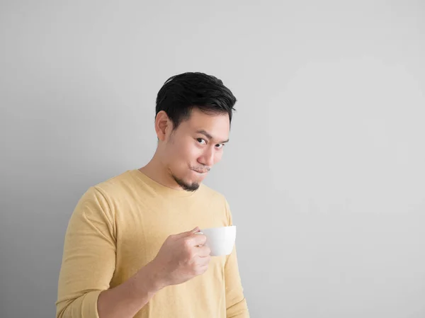 Asiatico uomo beve caffè . — Foto Stock