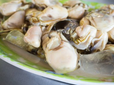 Çanak üzerinde taze istiridye.