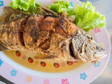 Tay kızartılmış balık seti.