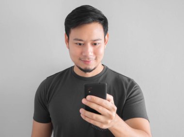 Mutlu bir adam kullanma smartphone.