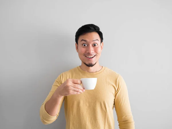 Asiático hombre bebidas café . — Foto de Stock
