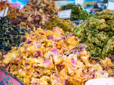 Derin yağda kızartılmış sebzeler ve çiçekler.