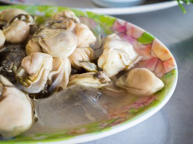 Çanak üzerinde taze istiridye.