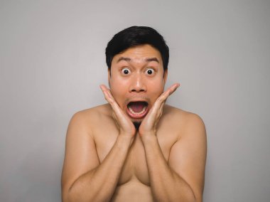 Utangaç üstsüz adam.