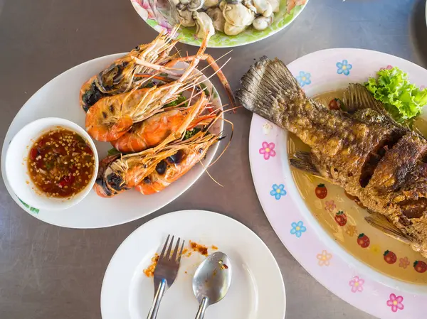 Camarones a la parrilla servidos en la mesa . — Foto de Stock