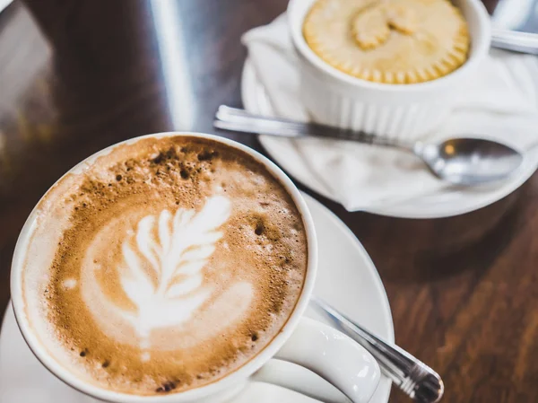 Cangkir kopi dengan seni latte. — Stok Foto