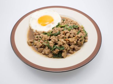 Pirinç karıştırın kızarmış domuz eti ve yumurta ile fesleğen.