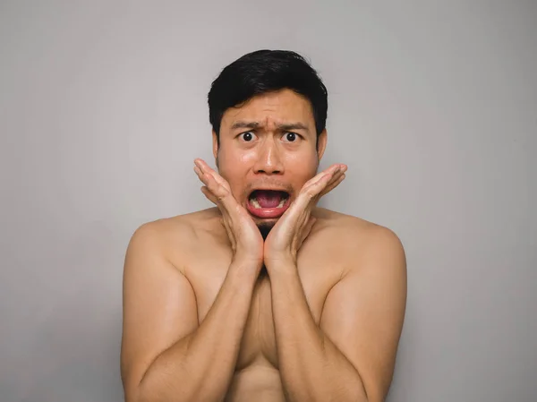 Utangaç üstsüz adam.