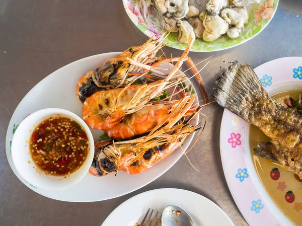 Camarones a la parrilla servidos en la mesa . — Foto de Stock