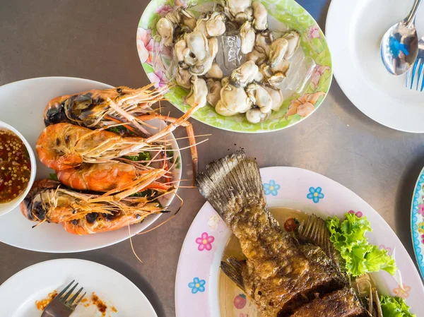 Camarones a la parrilla servidos en la mesa . — Foto de Stock