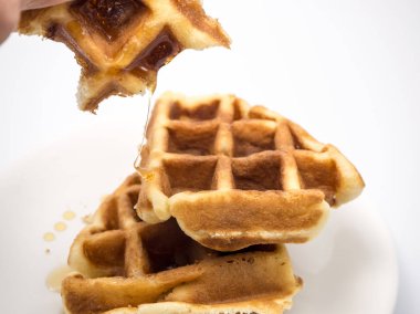 Beyaz zemin üzerine ev yapımı gözleme.