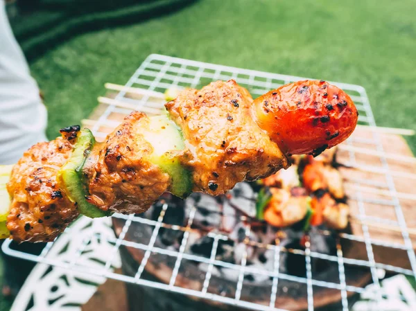 Cooking barbeque in the garden. — Stock Photo, Image