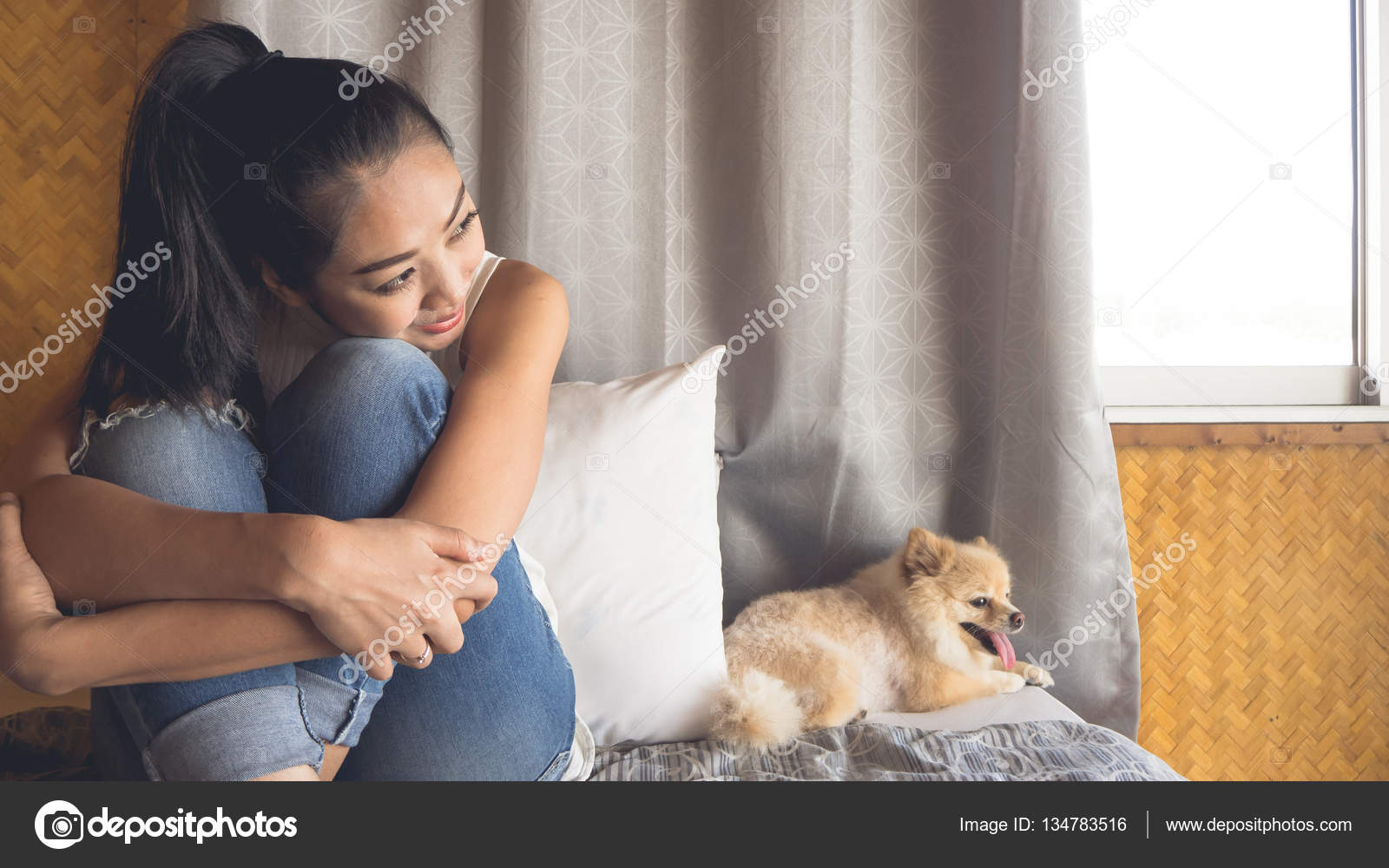 Frau mit Hund im Schlafzimmer entspannen. — Stockfoto © sevendeman ... Frau mit Hund im Schlafzimmer entspannen. — Stockfoto © sevendeman ...
