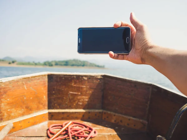 Foto de viaje con smartphone en barco de cola larga . —  Fotos de Stock