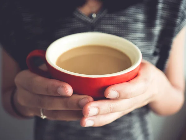 Wanita memegang secangkir kopi merah . — Stok Foto
