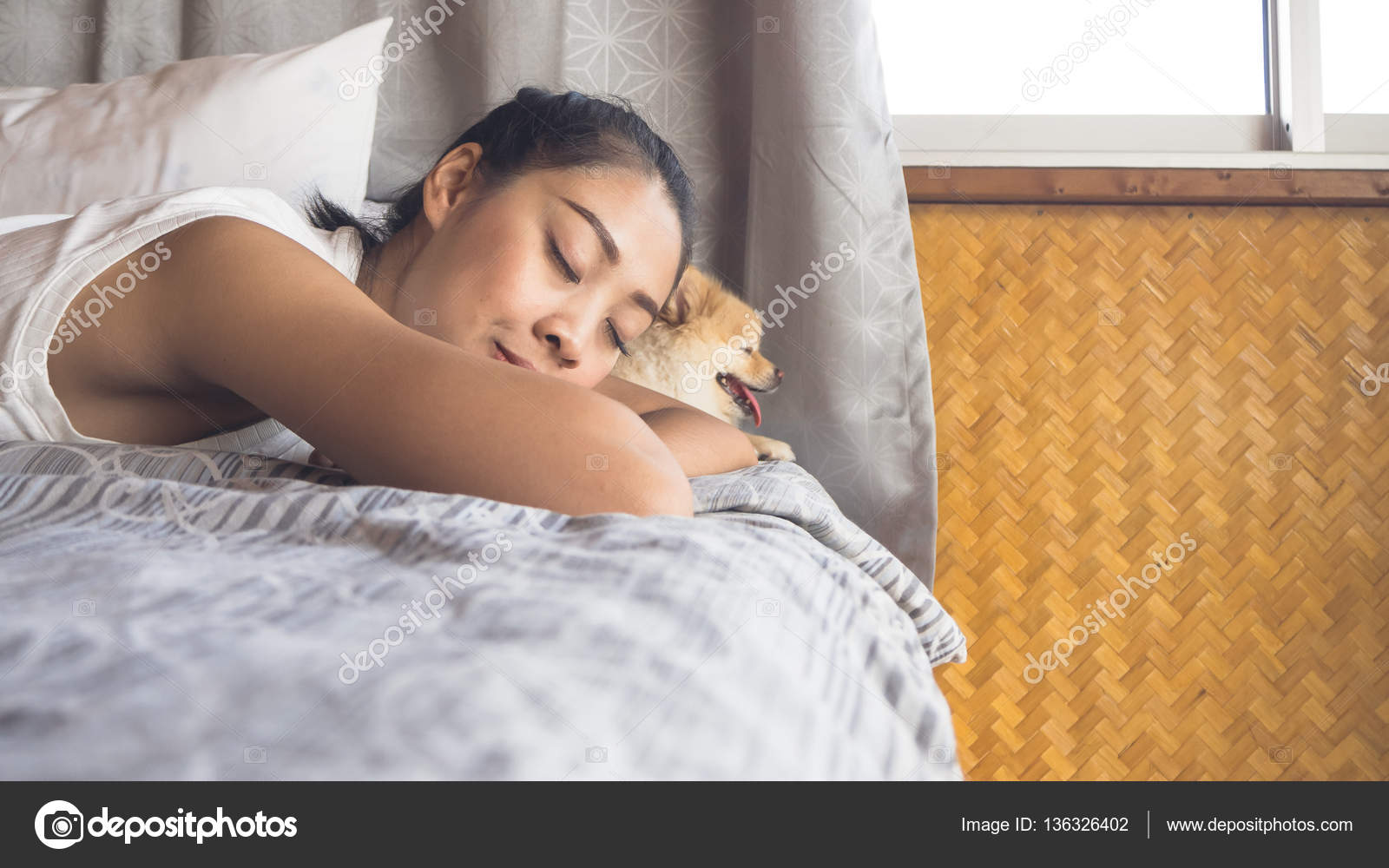 Frau mit Hund im Schlafzimmer entspannen — Stockfoto © sevendeman ... Frau mit Hund im Schlafzimmer entspannen — Stockfoto © sevendeman ...