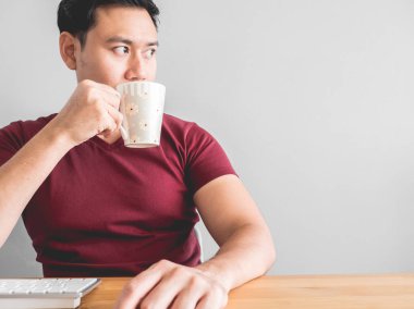 Adam içki kahve çalışma masası üzerinde.