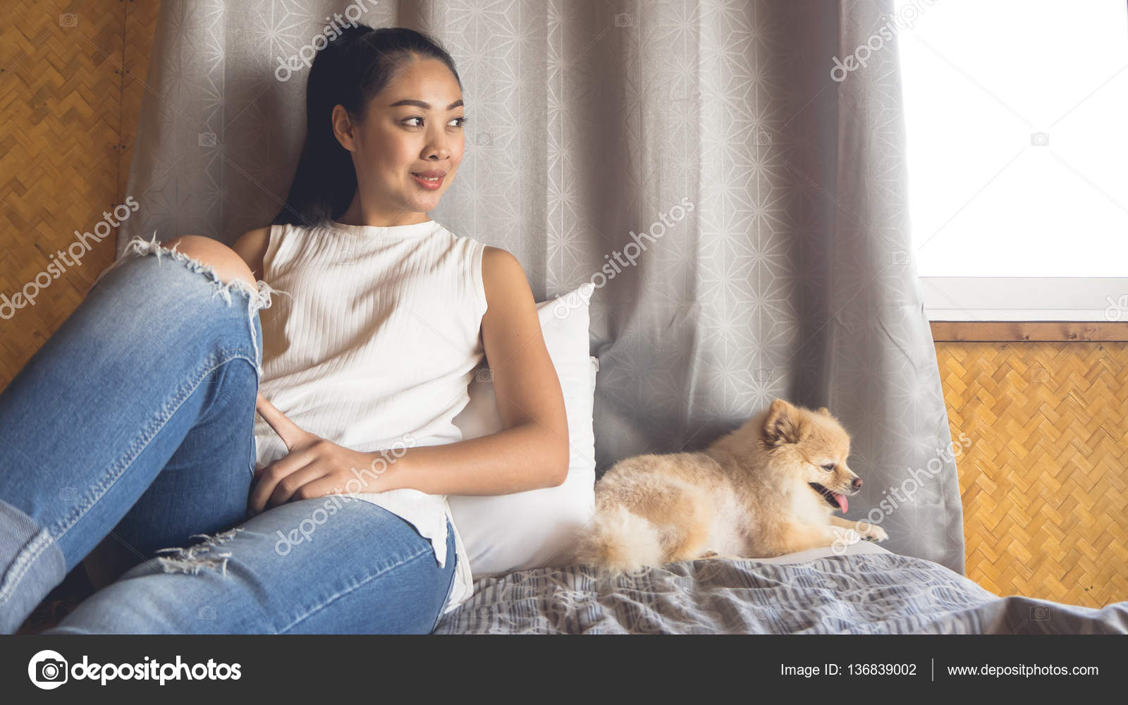 Frau mit Hund im Schlafzimmer entspannen — Stockfoto © sevendeman ... Frau mit Hund im Schlafzimmer entspannen — Stockfoto © sevendeman ...