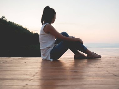 Göl kenarında kadın sit.