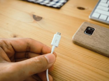 Akıllı telefon şarj kablosu.