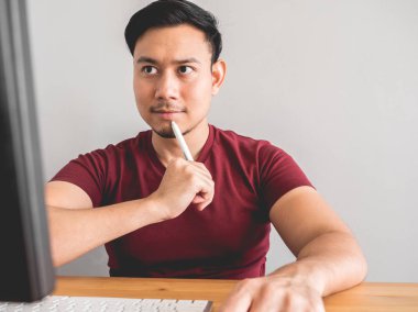 İş için bir fikir için adam düşünün.