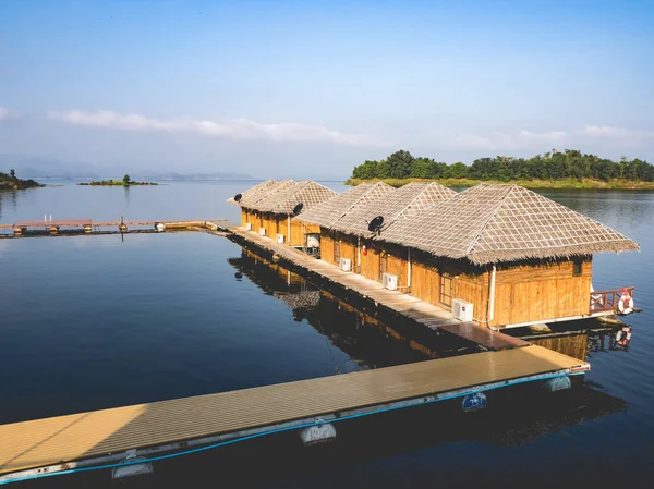 Bambu kulübe beldesinde büyük göl.