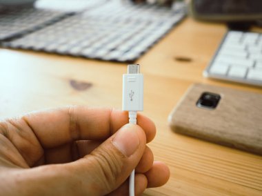 Akıllı telefon şarj kablosu.