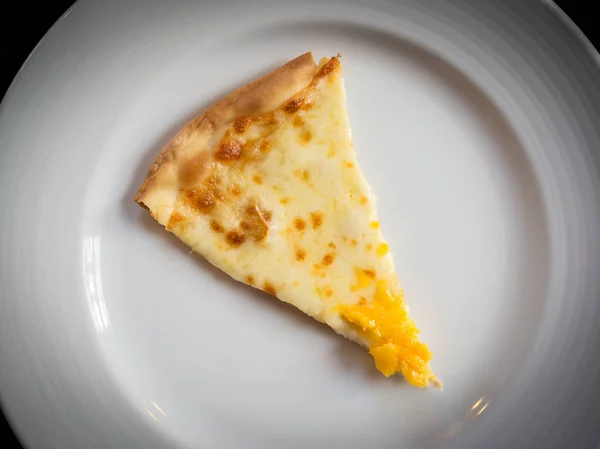 Τυρί πίτσας στο άσπρο πιάτο. — Φωτογραφία Αρχείου