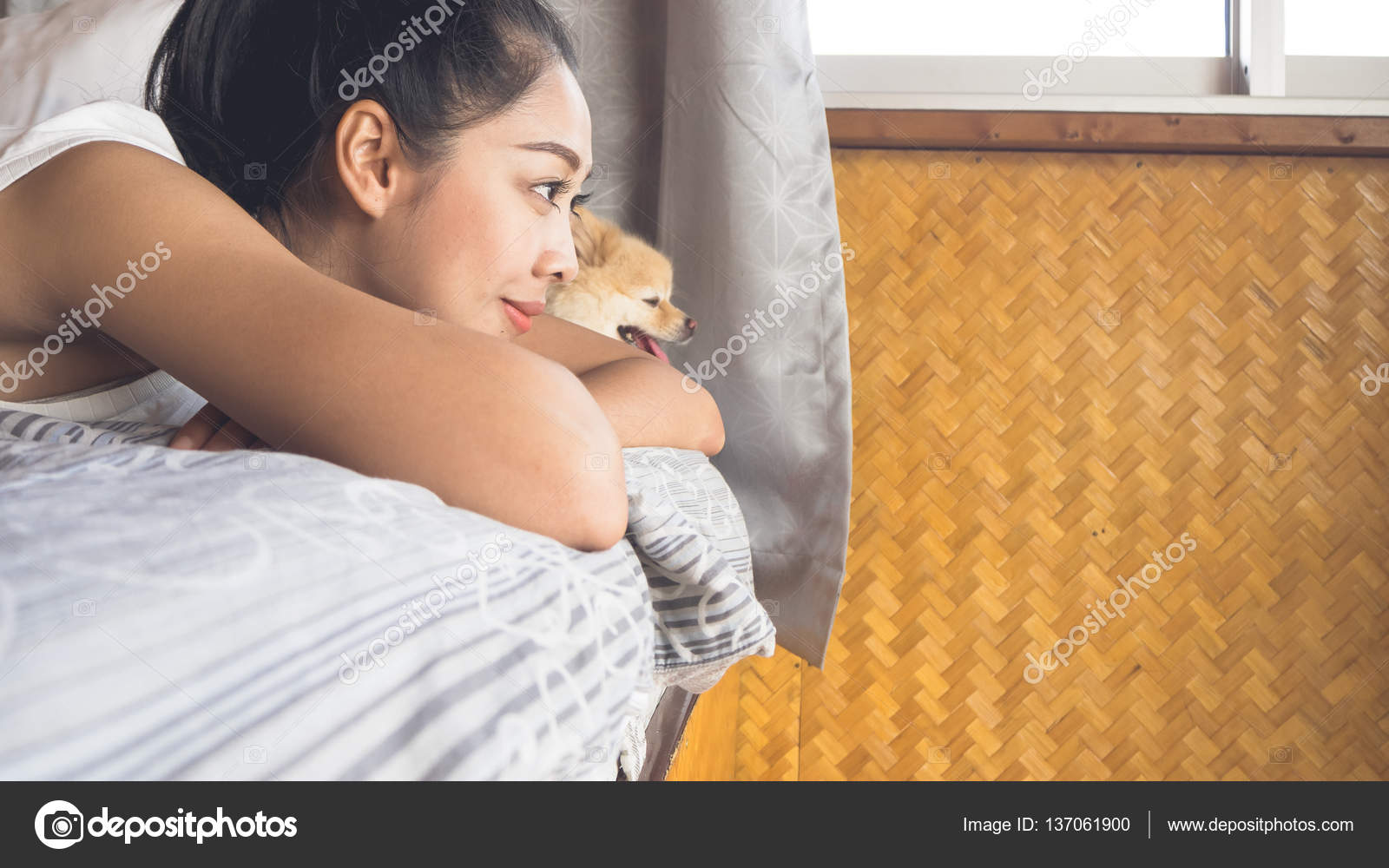 Frau mit Hund im Schlafzimmer entspannen — Stockfoto © sevendeman ... Frau mit Hund im Schlafzimmer entspannen — Stockfoto © sevendeman ...