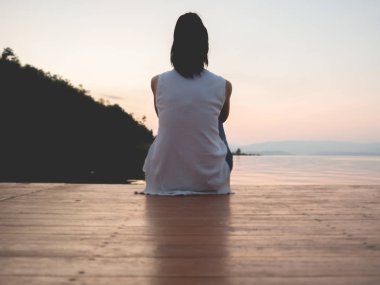 Göl kenarında kadın sit.