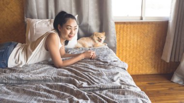 Kadın ile köpek yatak odasında rahatlayın.