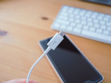 Akıllı telefon şarj kablosu.