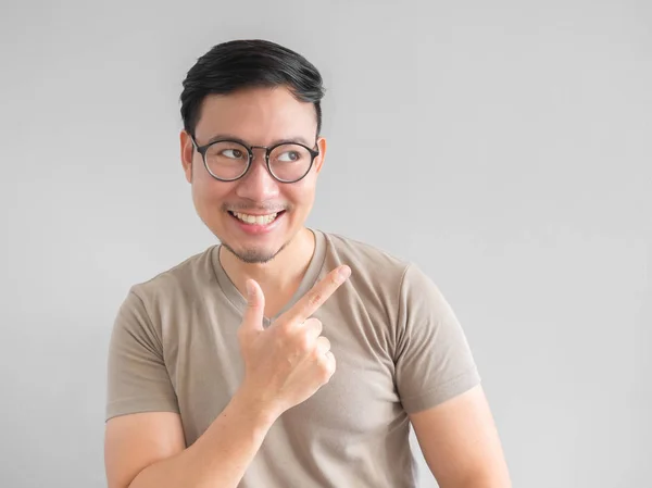 Sonrisa asiático hombre apuntando . — Foto de Stock